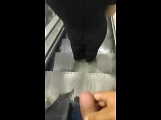 Cumsharking Illegality Cum a menina na escada rolante Supermercado