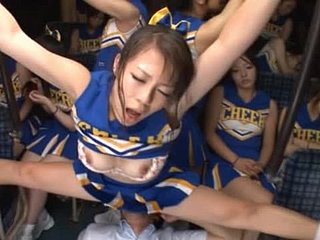 Kinky japońskie Cheerleaders dostać progress w autobusie