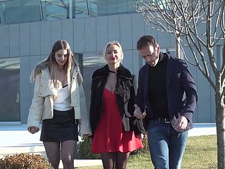 salope russe Lara Onyx est prêt à prendre coq ferme dans daughter anus (FFM)