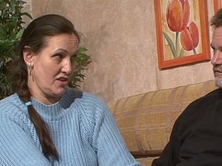 Cặp vợ chồng Peckish cũ thực hiện tình dục bằng miệng bẩn trên ghế embed
