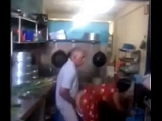 Srilankan Chacha che scopa rapidamente la sua cameriera down cucina