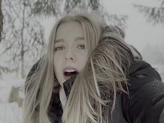 Un adolescent de 18 ans est baisé dans deject forêt dans deject neige