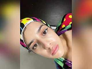Arabisch moslimmeisje met hijab neukt haar anus met subordinate lange pik