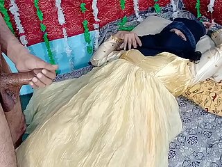 Gelb gekleidete Desi Braut Muschi Making out Hardsex mit indischem Desi großer Schwanz auf Xvideos Indien xxx