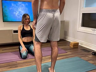 Frau wird gefickt und cremepie with Yogahosen, während er von Ehemanns Freund trainiert
