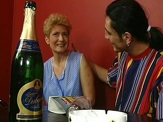 Vieille beauteous allemande baise dans un bar