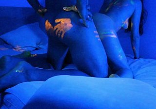 Hot Babe recebe uma incrível tinta UV colorida no corpo nu Feliz Halloween