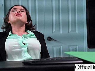 Office Tolerant (Krissy Lynn) avec de gros seins de melon aime le sexe movie-34