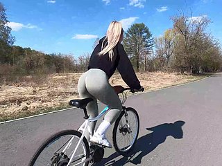 Blonde wielrenster toont perzikvriend aan haar partner en neukt less een openbaar car park
