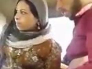 zorra hijab árabe chupar y follada en el coche