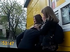 Tiga gadis di halte bus melihat kontol