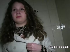 agente público fode adolescente em vestiários de ginástica