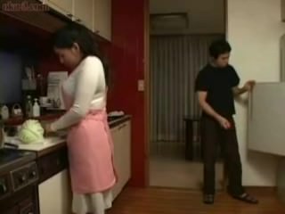Japanische Mutter und Sohn in der Küche Spaß