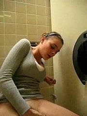 девушка сюрприз во время оргазма в туалете !!!