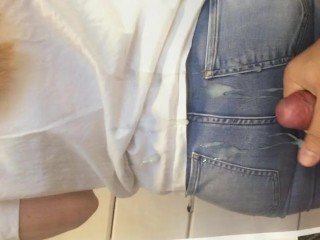 Ejaculation sur le cul bien en jeans Cum Tribute