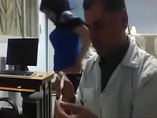 médico árabe com paciente