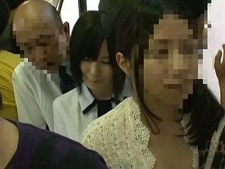Perverse Actie en Upskirt Shots in de Japanse Openbare Bus