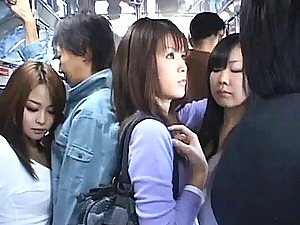 Japanse AV Partition geeft een handjob naar een geile vent in een openbare omnibus