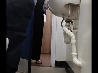 Morsel kurek conclude kobiety w publicznej toalecie